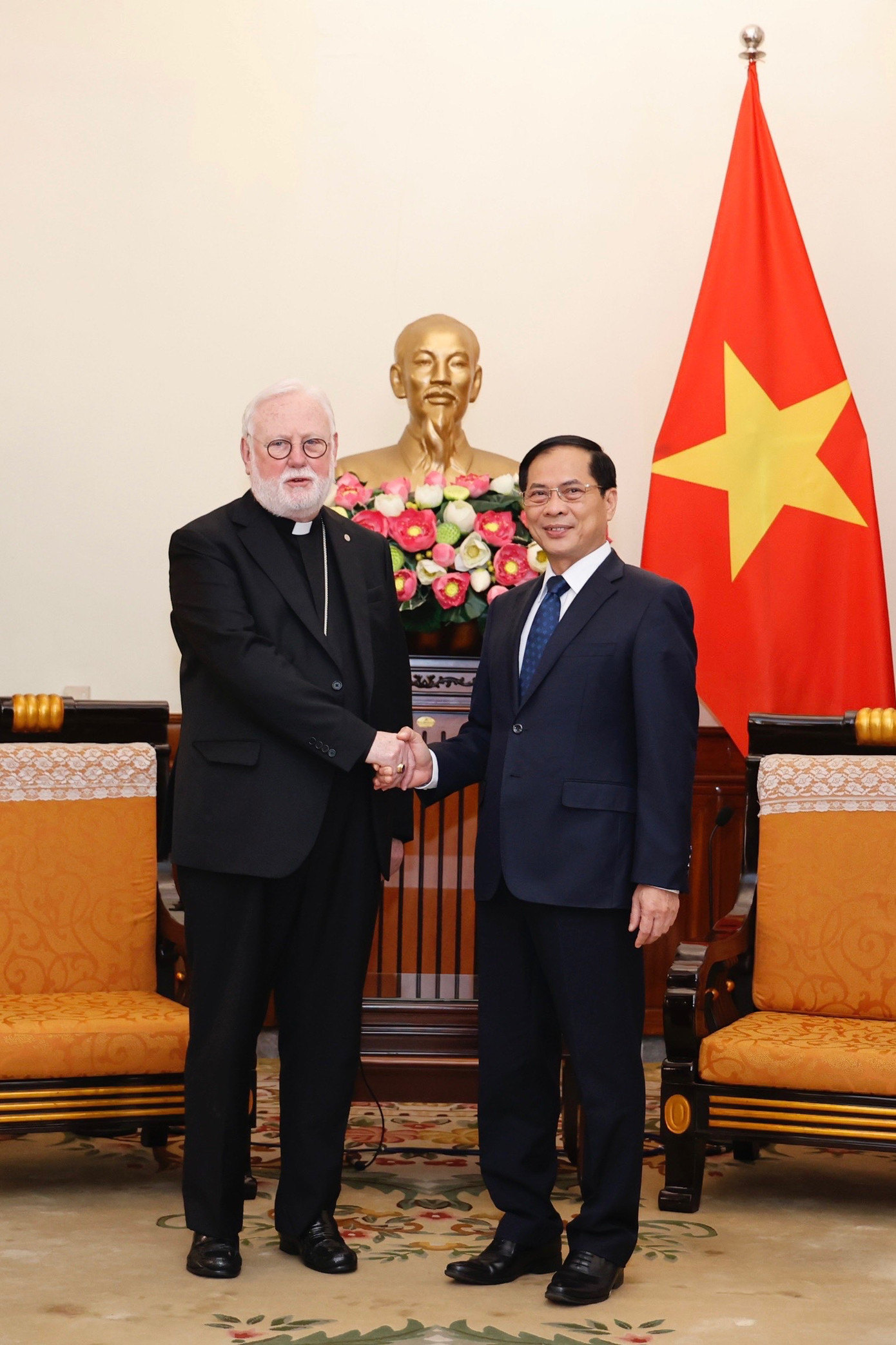 Bộ trưởng Ngoại giao Bùi Thanh Sơn tiếp Tổng Giám mục, Bộ trưởng Ngoại giao Tòa thánh Vatican Paul Richard Gallagher. (Ảnh: Như Ý) Bộ trưởng Ngoại giao Bùi Thanh Sơn tiếp Tổng Giám mục, Bộ trưởng Ngoại giao Tòa thánh Vatican Paul Richard Gallagher. (Ảnh: Như Ý)