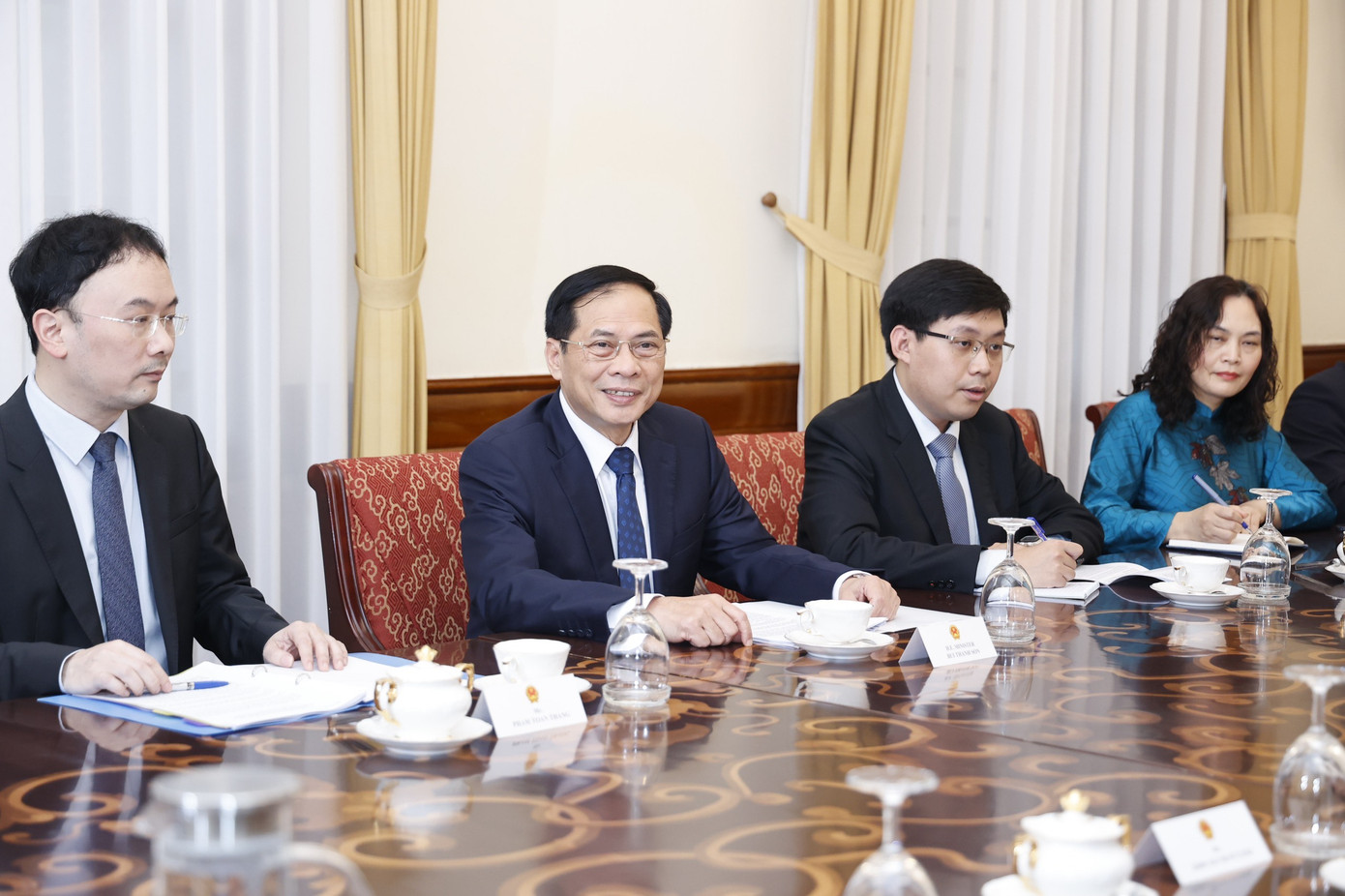 Bộ trưởng Ngoại giao Bùi Thanh Sơn và các quan chức Việt Nam tại buổi tiếp. (Ảnh: Như Ý) Bộ trưởng Ngoại giao Bùi Thanh Sơn và các quan chức Việt Nam tại buổi tiếp. (Ảnh: Như Ý)