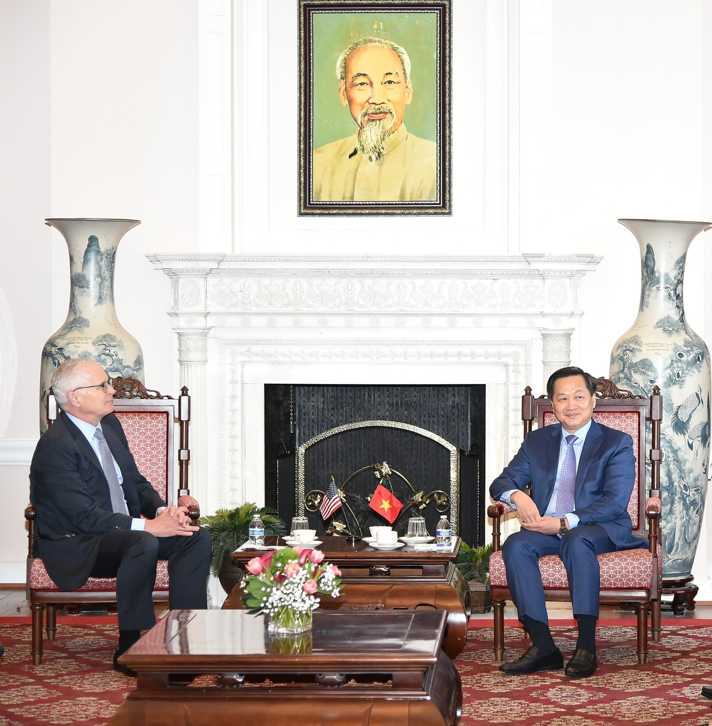 Phó Thủ tướng Lê Minh Khái tiếp Chủ tịch Hiệp hội Công nghiệp bán dẫn Mỹ John Neffer. (Ảnh: VGP)