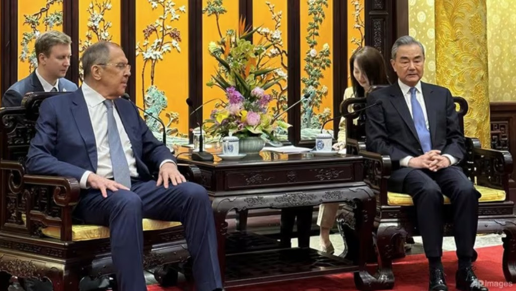 Ngoại trưởng Vương Nghị trong cuộc gặp người đồng cấp Nga Sergei Lavrov, ngày 8/4. (Ảnh: AP)