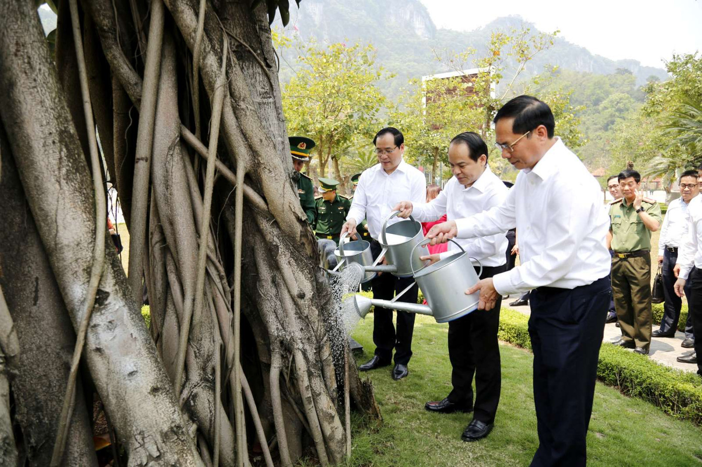 Bộ trưởng Bùi Thanh Sơn thăm cây đa hữu nghị tại cửa khẩu quốc tế Hữu Nghị - Hữu Nghị Quan. (Ảnh: Mofa) Bộ trưởng Bùi Thanh Sơn thăm cây đa hữu nghị tại cửa khẩu quốc tế Hữu Nghị - Hữu Nghị Quan. (Ảnh: Mofa)