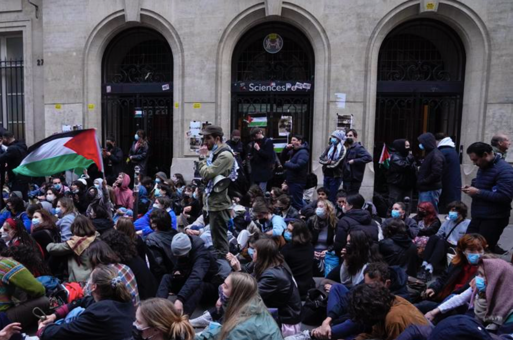 Đám đông biểu tình tại Sciences Po ngày 26/4. (Ảnh: AP)