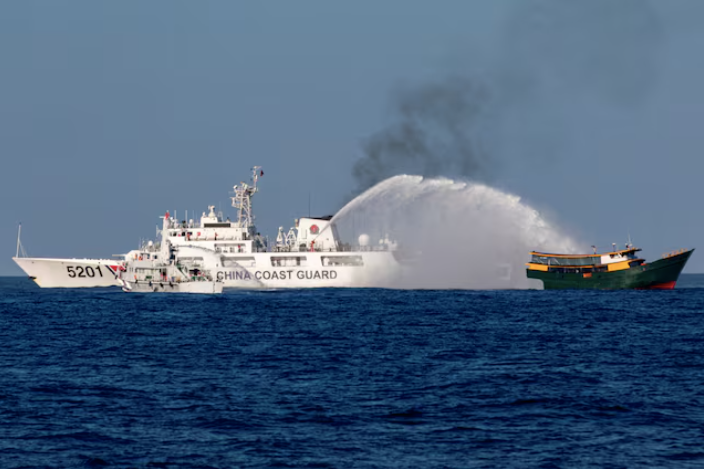 Tàu Trung Quốc phun vòi rồng vào tàu tiếp tế Philippines. (Ảnh: Reuters) Tàu Trung Quốc phun vòi rồng vào tàu tiếp tế Philippines. (Ảnh: Reuters)