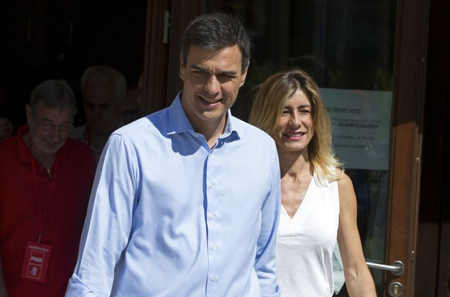 Thủ tướng Tây Ban Nha Pedro Sánchez và vợ. (Ảnh: AP)