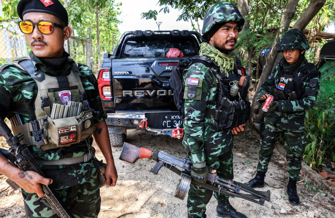 Các thành viên của quân đội giải phóng quốc gia Karen chuẩn bị đi tuần ở Myawaddy, sau khi giành quyền kiểm soát từ chính quyền quân sự Myanmar. (Ảnh: Reuters) Các thành viên của quân đội giải phóng quốc gia Karen chuẩn bị đi tuần ở Myawaddy, sau khi giành quyền kiểm soát từ chính quyền quân sự Myanmar. (Ảnh: Reuters)