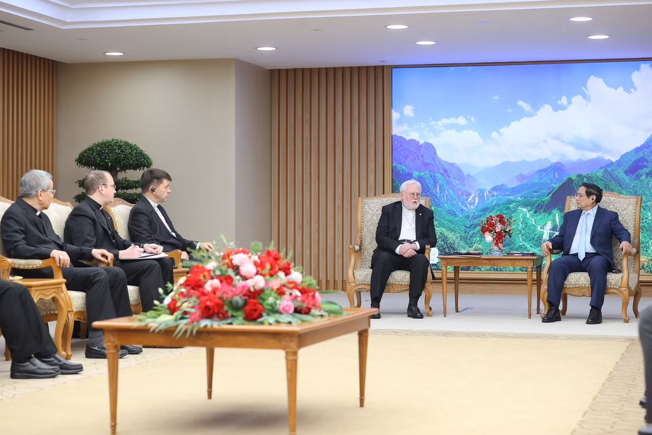 Thủ tướng Phạm Minh Chính tiếp Bộ trưởng Ngoại giao Toà thánh Vatican, ngày 10/4. (Ảnh: Đoàn Bắc)