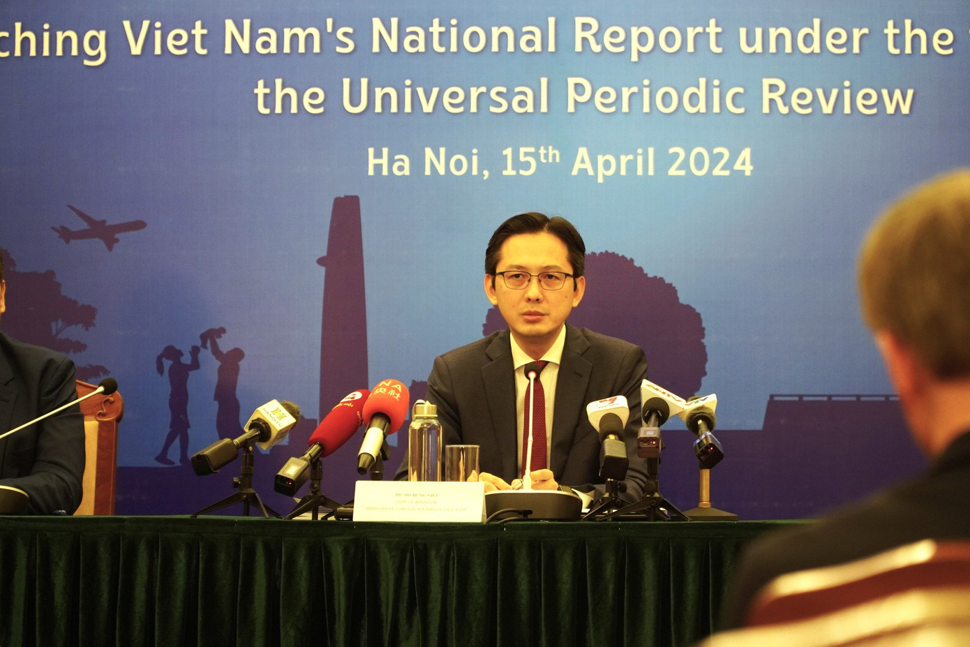 Thứ trưởng Ngoại giao Đỗ Hùng Việt chủ trì cuộc họp báo chiều 15/4. (Ảnh: DT) Thứ trưởng Ngoại giao Đỗ Hùng Việt chủ trì cuộc họp báo chiều 15/4. (Ảnh: DT)