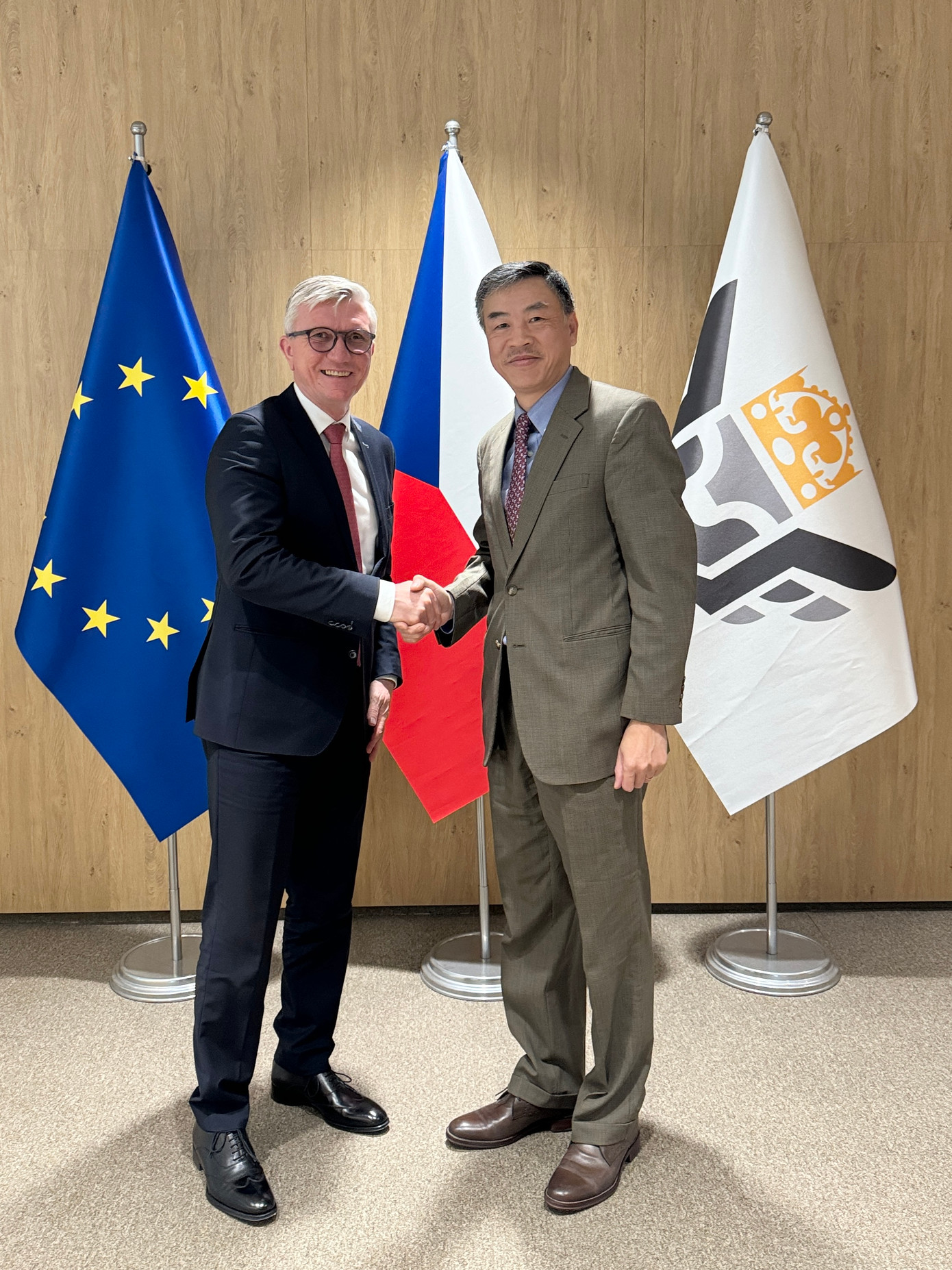 Đại sứ Dương Hoài Nam trong cuộc gặp Chủ tịch Phòng Thương mại CH Séc Zdanek Zjicek. (Ảnh: Mofa)