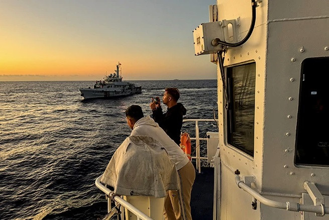 Tàu của lực lượng bảo vệ bờ biển Philippines và tàu Trung Quốc giáp mặt nhau trên vùng biển tranh chấp ngày 5/3. (Ảnh: Reuters) Tàu của lực lượng bảo vệ bờ biển Philippines và tàu Trung Quốc giáp mặt nhau trên vùng biển tranh chấp ngày 5/3. (Ảnh: Reuters)