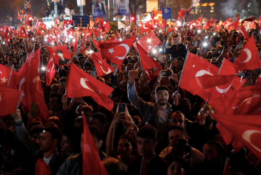 Đám đông tập trung ủng hộ Thị trưởng Istanbul Ekrem Imamoglu. (Ảnh: Reuters)