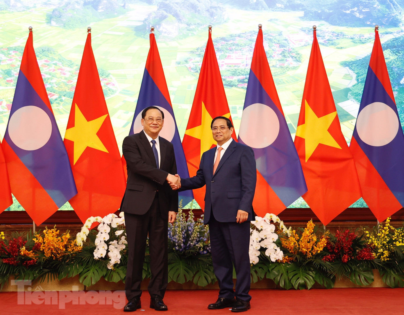 Hai Thủ tướng chụp ảnh chung trước cuộc làm việc. (Ảnh: Như Ý)