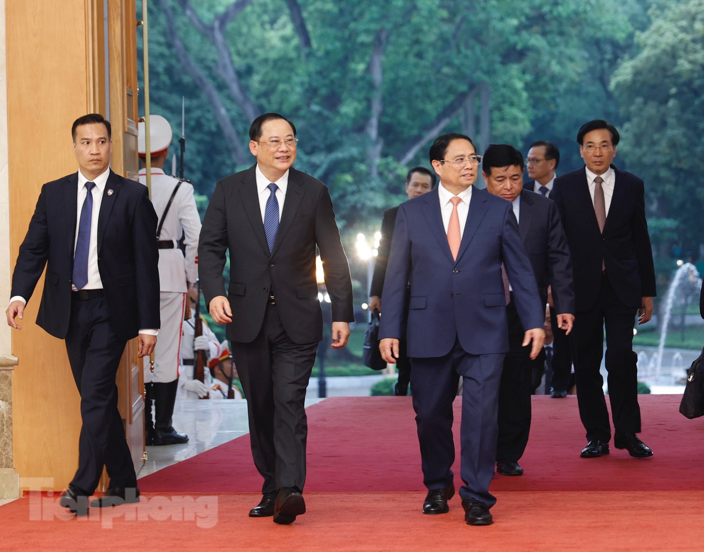 Hai Thủ tướng bước vào Trụ sở Chính phủ. (Ảnh: Như Ý)