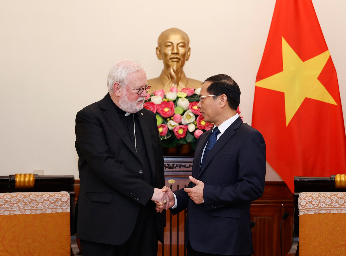 Bộ trưởng Ngoại giao Bùi Thanh Sơn tiếp Tổng Giám mục Paul Richard Gallagher ngày 9/4. (Ảnh: Như Ý) Bộ trưởng Ngoại giao Bùi Thanh Sơn tiếp Tổng Giám mục Paul Richard Gallagher ngày 9/4. (Ảnh: Như Ý)