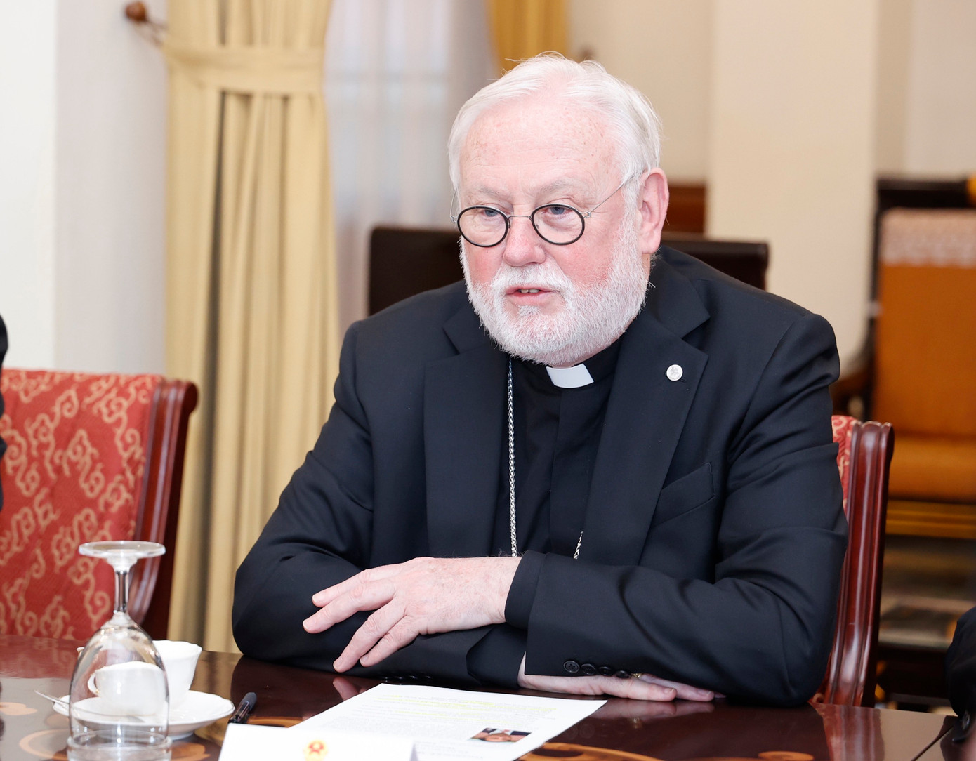 Tổng Giám mục Paul Richard Gallagher, Bộ trưởng Ngoại giao Tòa thánh Vatican, tại cuộc gặp Bộ trưởng Ngoại giao Bùi Thanh Sơn ngày 9/4. (Ảnh: Như Ý) Tổng Giám mục Paul Richard Gallagher, Bộ trưởng Ngoại giao Tòa thánh Vatican, tại cuộc gặp Bộ trưởng Ngoại giao Bùi Thanh Sơn ngày 9/4. (Ảnh: Như Ý)