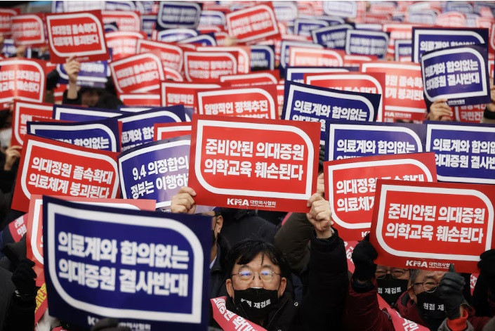 Các bác sĩ Hàn Quốc biểu tình ở Seoul ngày 3/3. (Ảnh: Reuters) Các bác sĩ Hàn Quốc biểu tình ở Seoul ngày 3/3. (Ảnh: Reuters)