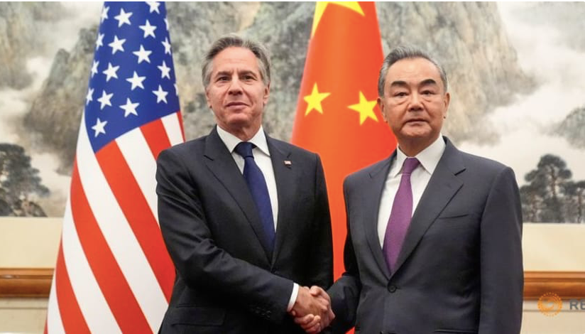 Ngoại trưởng Trung Quốc Vương Nghị và người đồng cấp Mỹ Antony Blinken chụp ảnh chung trước cuộc hội đàm ngày 26/4. (Ảnh: Reuters)