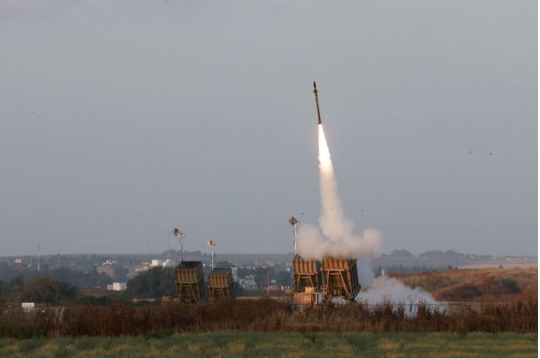 Lực lượng Israel bắn tên lửa từ hệ thống phòng thủ Vòm Sắt gần thành phố Sderot ở phía nam để đánh chặn tên lửa phóng từ Dải Gaza 13/5/2023. (Ảnh: Getty) Lực lượng Israel bắn tên lửa từ hệ thống phòng thủ Vòm Sắt gần thành phố Sderot ở phía nam để đánh chặn tên lửa phóng từ Dải Gaza 13/5/2023. (Ảnh: Getty)