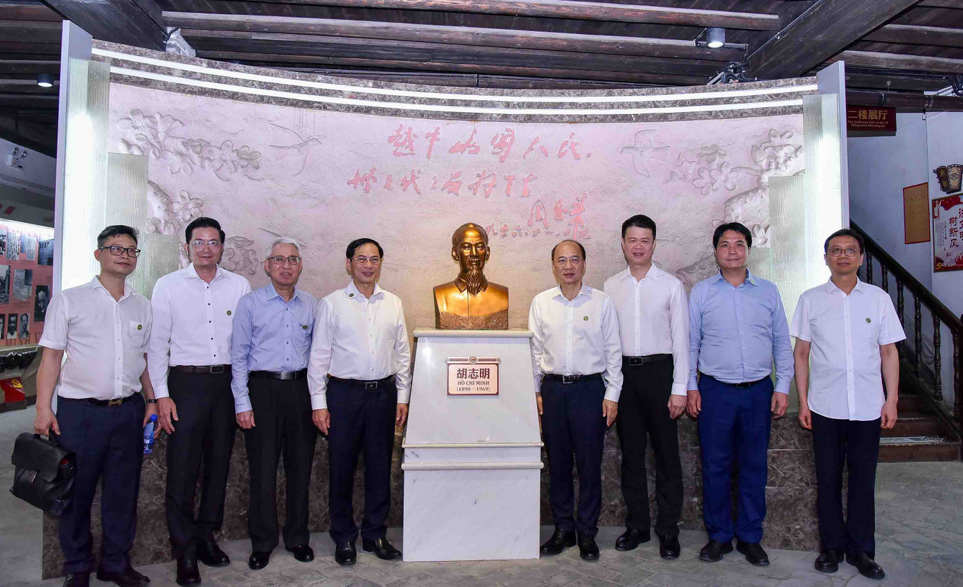Bộ trưởng Bùi Thanh Sơn thăm Nhà lưu niệm Chủ tịch Hồ Chí Minh tại Long Châu, Quảng Tây. (Ảnh: Mofa)
