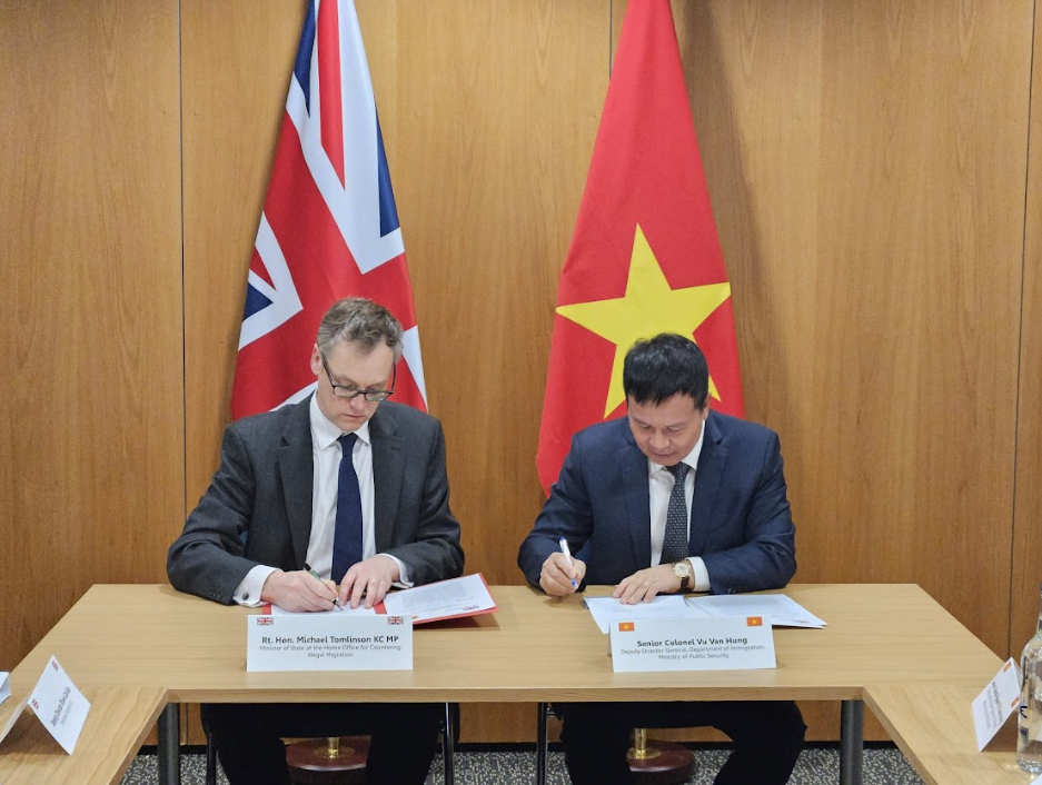Ông Michael Tomlinson - Thứ trưởng phụ trách phòng chống xuất nhập cảnh trái phép, Bộ Nội vụ Anh, và Đại tá Vũ Văn Hưng - Phó Cục trưởng Cục Quản lý Xuất nhập cảnh, Bộ Công an Việt Nam, ký Tuyên bố chung tại London ngày 17/4. (Ảnh: ĐSQ Anh) Ông Michael Tomlinson - Thứ trưởng phụ trách phòng chống xuất nhập cảnh trái phép, Bộ Nội vụ Anh, và Đại tá Vũ Văn Hưng - Phó Cục trưởng Cục Quản lý Xuất nhập cảnh, Bộ Công an Việt Nam, ký Tuyên bố chung tại London ngày 17/4. (Ảnh: ĐSQ Anh)
