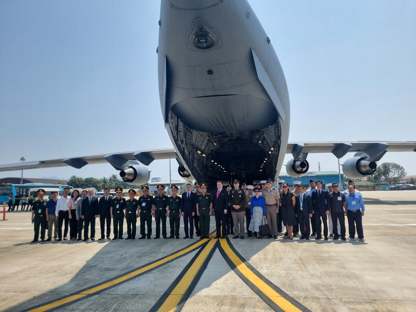 Các lãnh đạo và quan chức của hai nước tại lễ bàn giao hài cốt ngày 16/4. (Ảnh: Mofa) Các lãnh đạo và quan chức của hai nước tại lễ bàn giao hài cốt ngày 16/4. (Ảnh: Mofa)