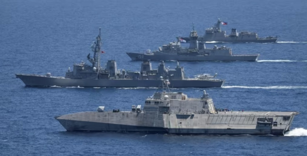 Đội hình các tàu chiến của Mỹ, Nhật, Úc và Philippines trong đợt hoạt động chung. (Ảnh: CNA)