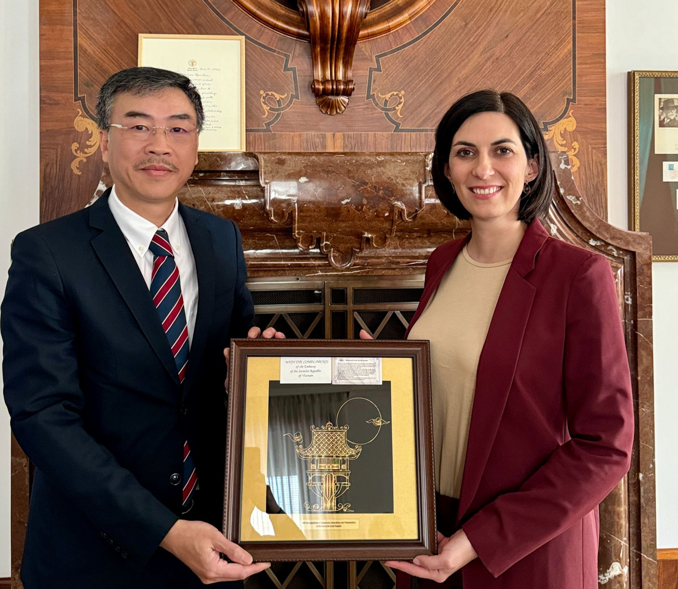 Đại sứ Dương Hoài Nam trong cuộc gặp Chủ tịch Hạ viện Cộng hòa Séc. (Ảnh: Mofa)