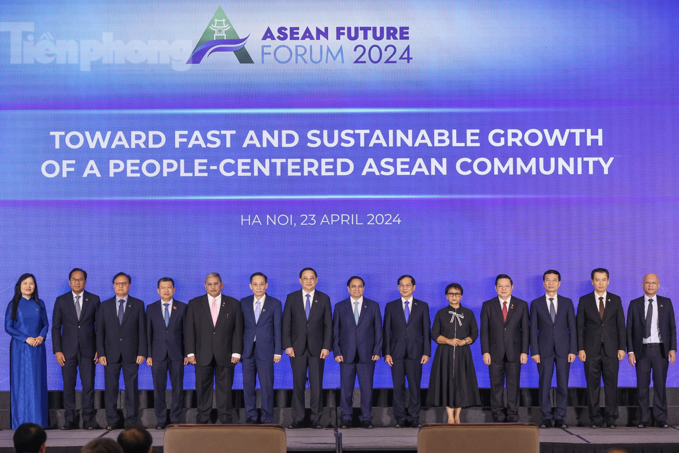 Thủ tướng Phạm Minh Chính, Thủ tướng Lào Sonexay Siphandone, Tổng Thư ký ASEAN Kao Kim Hourn chụp ảnh cùng quan chức các quốc gia thành viên ASEAN trong phiên khai mạc Diễn đàn Tương lai ASEAN sáng 23/4. (Ảnh: Như Ý) Thủ tướng Phạm Minh Chính, Thủ tướng Lào Sonexay Siphandone, Tổng Thư ký ASEAN Kao Kim Hourn chụp ảnh cùng quan chức các quốc gia thành viên ASEAN trong phiên khai mạc Diễn đàn Tương lai ASEAN sáng 23/4. (Ảnh: Như Ý)