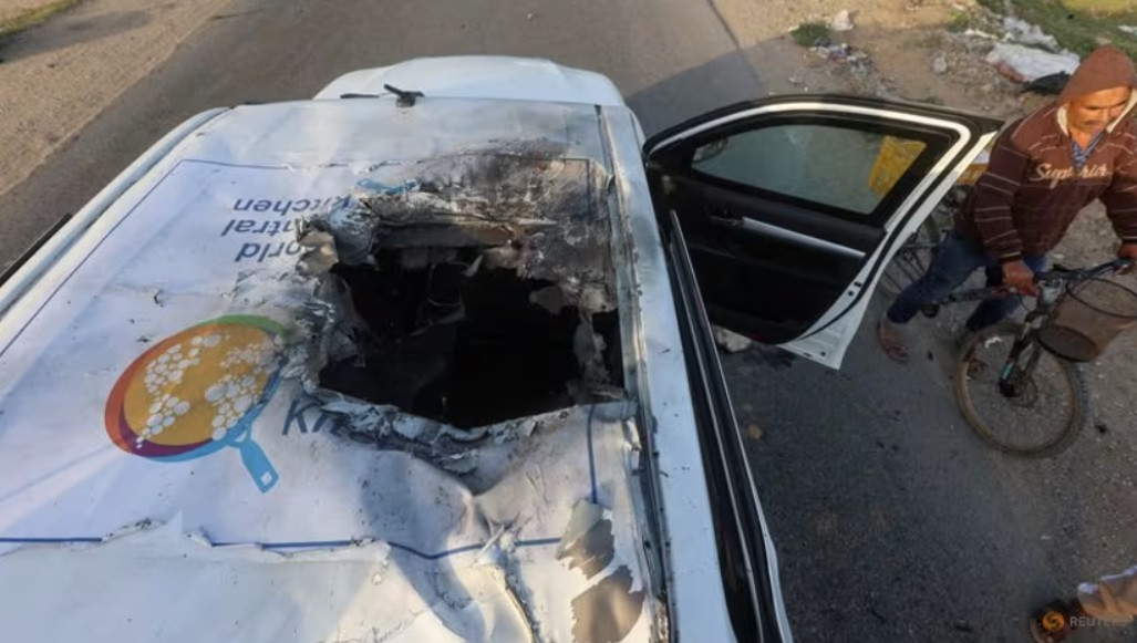 Một chiếc xe của đoàn cứu trợ WCK thủng lỗ lớn sau khi bị Israel tấn công ngày 1/4. (Ảnh: Reuters)