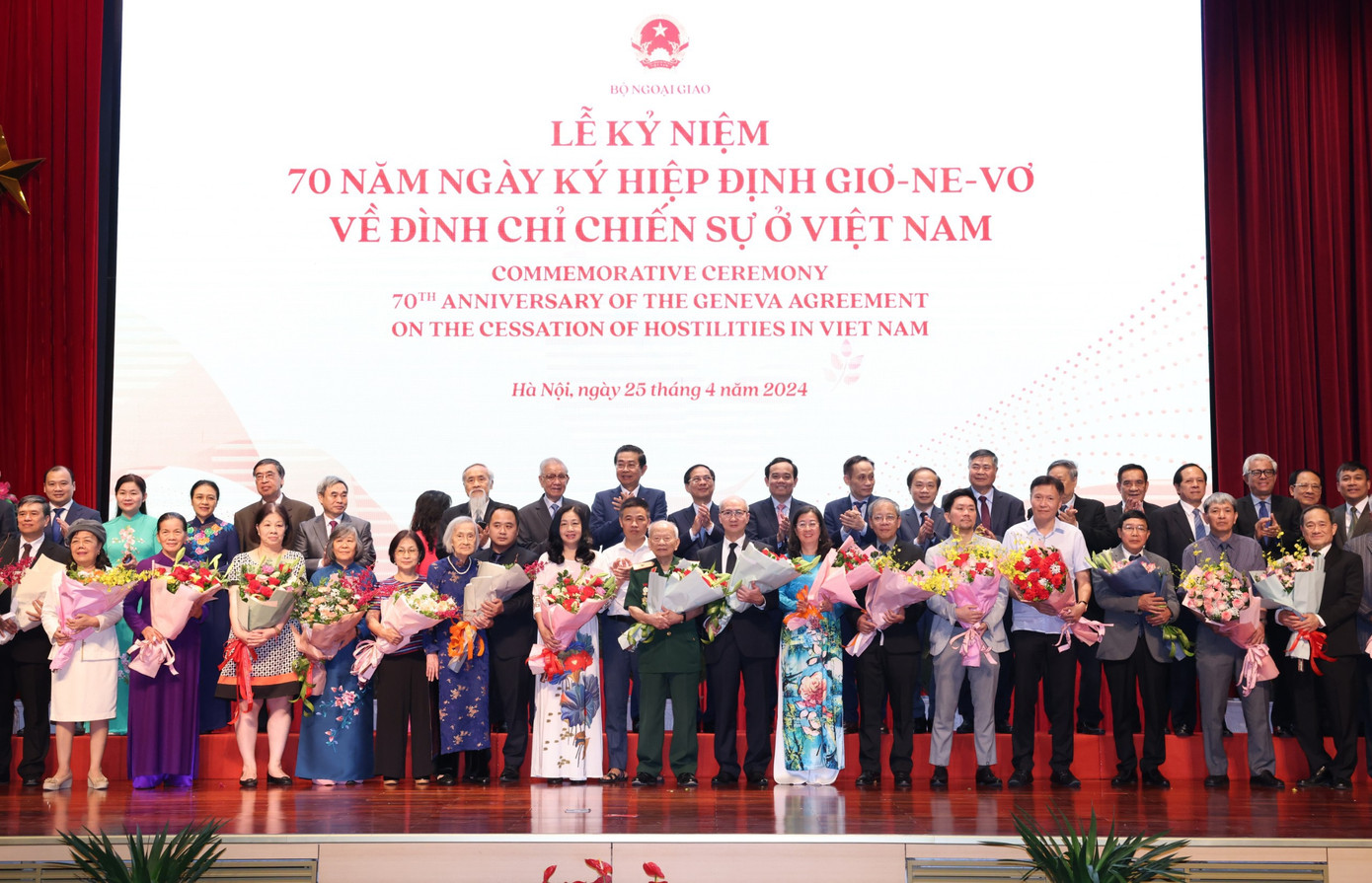 Đồng chí Lê Hoài Trung, Bí thư Trung ương Đảng, Trưởng ban Đối ngoại Trung ương và Phó Thủ tướng Trần Lưu Quang tặng hoa, chúc mừng đại diện gia đình cán bộ tham gia phục vụ Hội nghị Geneve tại lễ kỷ niệm, sáng 25/4. (Ảnh: Nhật Minh) Đồng chí Lê Hoài Trung, Bí thư Trung ương Đảng, Trưởng ban Đối ngoại Trung ương và Phó Thủ tướng Trần Lưu Quang tặng hoa, chúc mừng đại diện gia đình cán bộ tham gia phục vụ Hội nghị Geneve tại lễ kỷ niệm, sáng 25/4. (Ảnh: Nhật Minh)