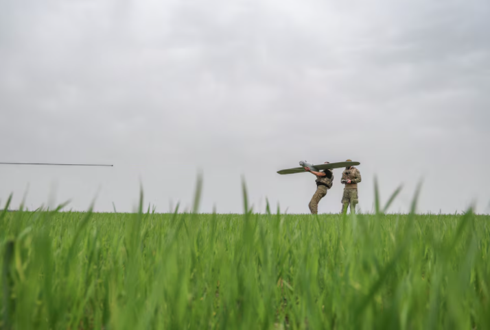 Lính Ukraine phóng máy bay không người lái trinh sát Leleka ở Donetsk ngày 26/4. (Ảnh: Reuters)