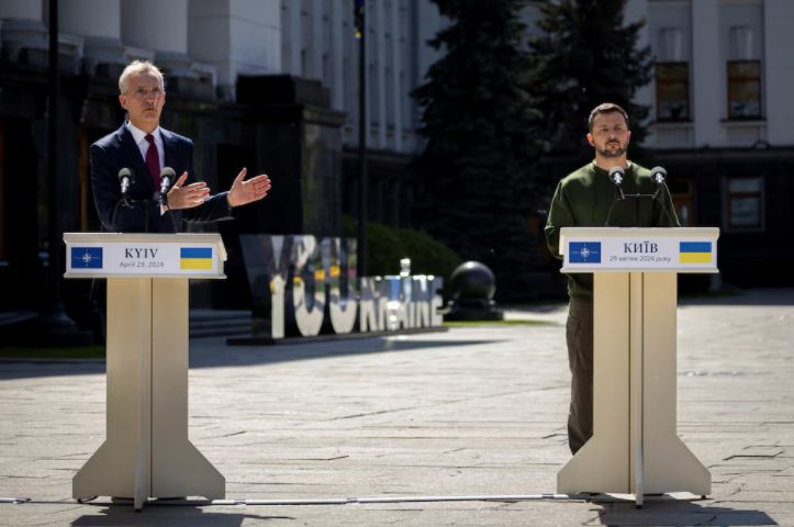 Tổng Thư ký NATO Jens Stoltenberg và Tổng thống Ukraine Volodymir Zelensky họp báo chung tại Kiev ngày 29/4. (Ảnh: Reuters) Tổng Thư ký NATO Jens Stoltenberg và Tổng thống Ukraine Volodymir Zelensky họp báo chung tại Kiev ngày 29/4. (Ảnh: Reuters)
