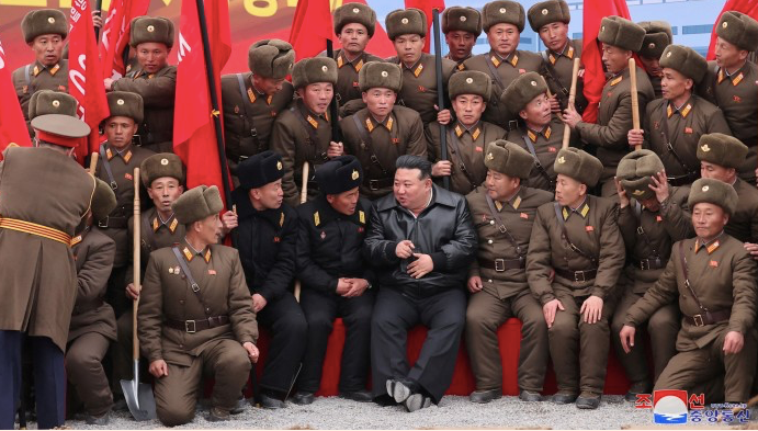 Nhà lãnh đạo Triều Tiên Kim Jong Un được cho là đang có một kế hoạch đầy tham vọng nhằm tăng cường năng lực công nghiệp dù đất nước vẫn bị cô lập. (Ảnh: KCNA) Nhà lãnh đạo Triều Tiên Kim Jong Un được cho là đang có một kế hoạch đầy tham vọng nhằm tăng cường năng lực công nghiệp dù đất nước vẫn bị cô lập. (Ảnh: KCNA)