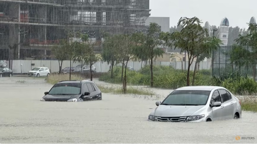 Giao thông ở UAE gián đoạn nghiêm trọng vì ngập đường. (Ảnh: Reuters) Giao thông ở UAE gián đoạn nghiêm trọng vì ngập đường. (Ảnh: Reuters)