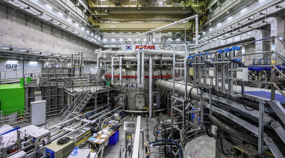 Thiết bị nghiên cứu Tokamak, còn gọi là “Mặt trời nhân tạo”, trong Viện Năng lượng nhiệt hạch ở Daejeon, Hàn Quốc. (Ảnh: Getty)