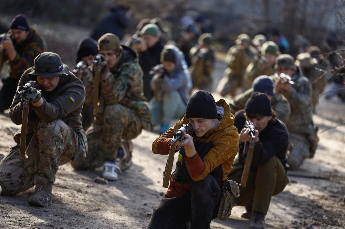 Quân đội Ukraine đang chật vật đối phó với tình trạng thiếu quân. (Ảnh: Reuters)