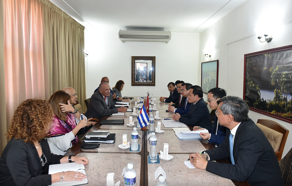 Phó Thủ tướng Trần Lưu Quang hội đàm với Phó Thủ tướng thứ nhất kiêm Bộ trưởng Bộ Ngoại thương và Đầu tư nước ngoài Cuba Ricardo Cabrisas. (Ảnh: VGP)