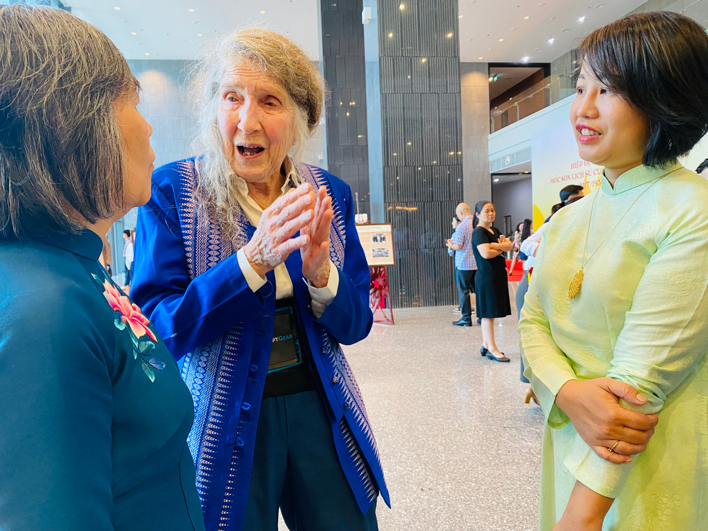 Nhà văn Lady Borton trò chuyện với con gái và cháu gái Đại tướng Võ Nguyên Giáp nhân dịp dự Lễ kỷ niệm 70 năm Ngày ký Hiệp định Geneve. (Ảnh: Thu Loan)