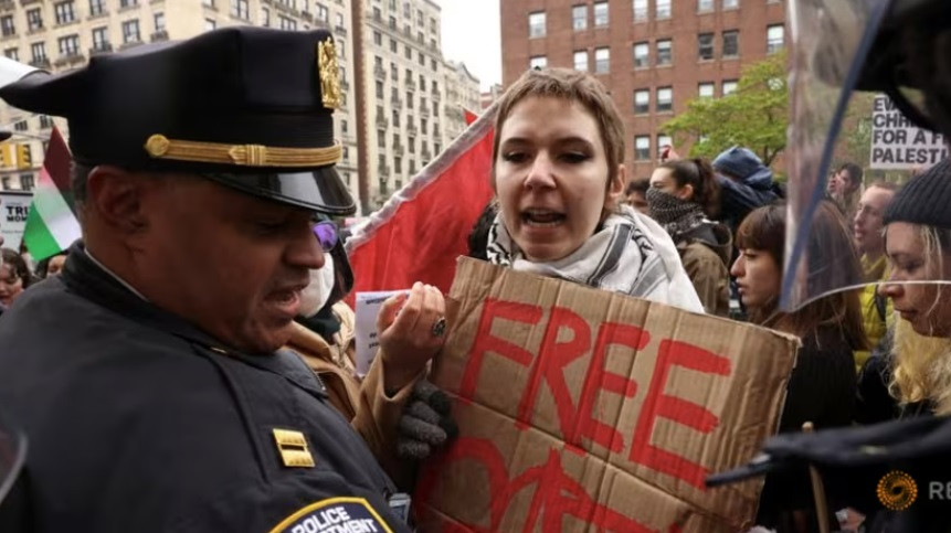 Cảnh sát và người biểu tình tại Đại học Columbia. (Ảnh: Reuters) Cảnh sát và người biểu tình tại Đại học Columbia. (Ảnh: Reuters)