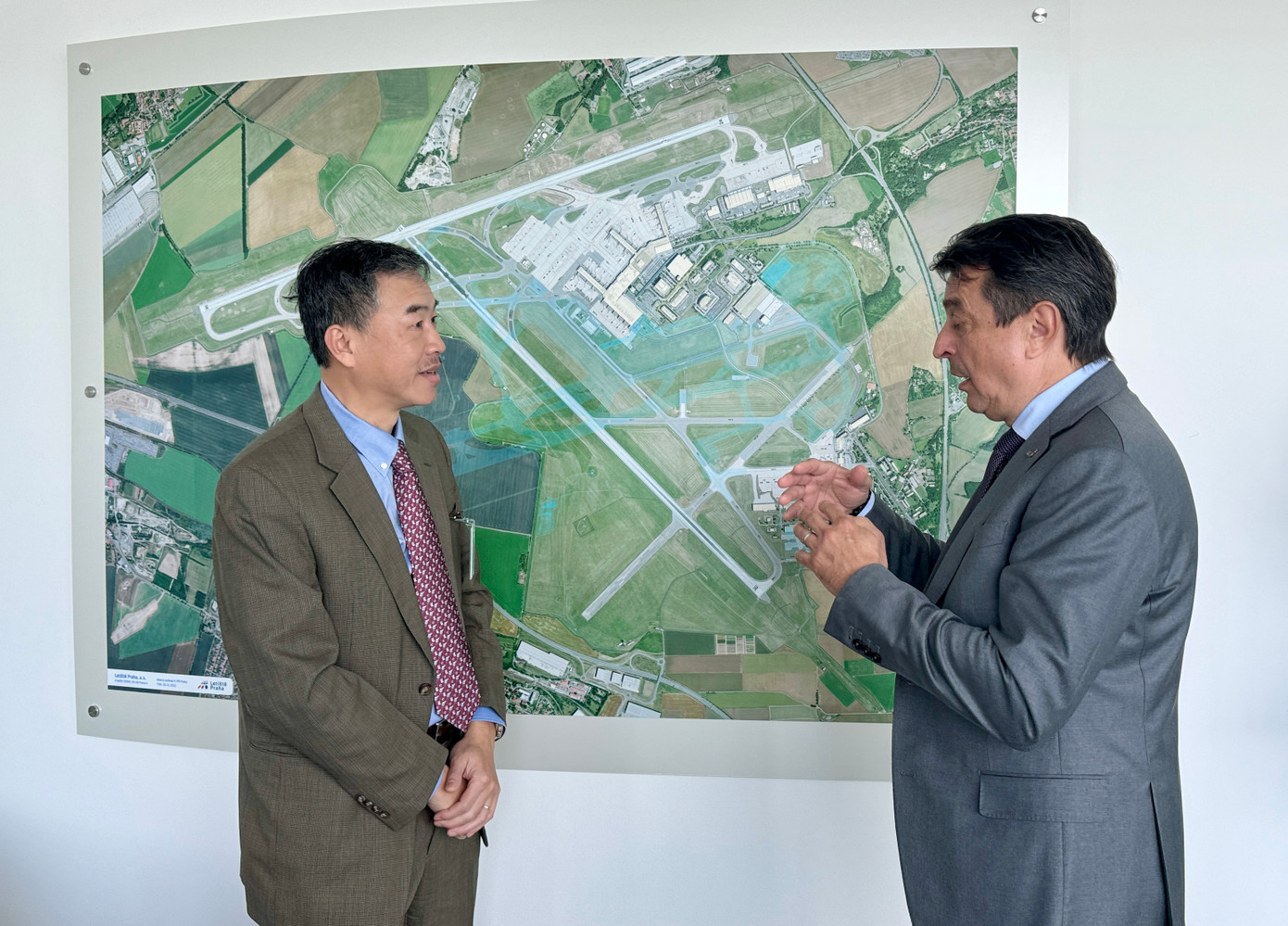 Đại sứ Dương Hoài Nam làm việc với ông Jiri Pos, Chủ tịch Hội đồng Quản trị, kiêm Giám đốc điều hành sân bay Praha. (Ảnh: Mofa)