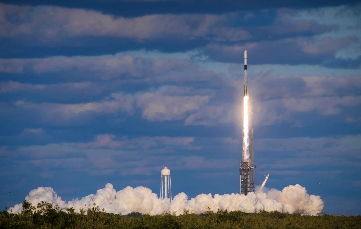 Tên lửa Falcon 9 đưa vệ tinh tình báo thứ 2 của Hàn Quốc vào quỹ đạo ngày 7/4. (Ảnh: AP) Tên lửa Falcon 9 đưa vệ tinh tình báo thứ 2 của Hàn Quốc vào quỹ đạo ngày 7/4. (Ảnh: AP)