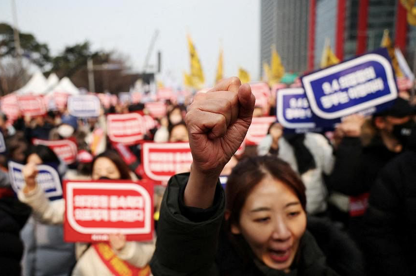Các bác sĩ Hàn Quốc biểu tình ở Seoul ngày 3/3. (Ảnh: Reuters)