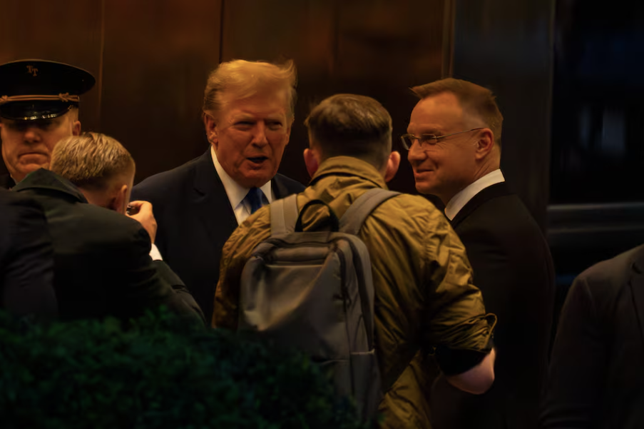 Cựu Tổng thống Mỹ Donald Trump chào đón Tổng thống Ba Lan Andrzej Duda tại Tháp Trump ở New York ngày 17/4. (Ảnh: Reuters)