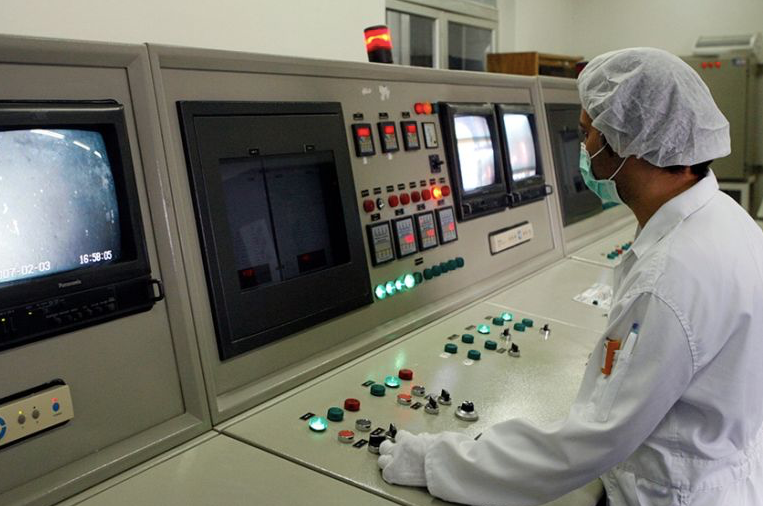 Một kỹ thuật viên Iran làm việc trong phòng điều khiển tại cơ sở uranium ở Isfahan. (Ảnh: Reuters) Một kỹ thuật viên Iran làm việc trong phòng điều khiển tại cơ sở uranium ở Isfahan. (Ảnh: Reuters)