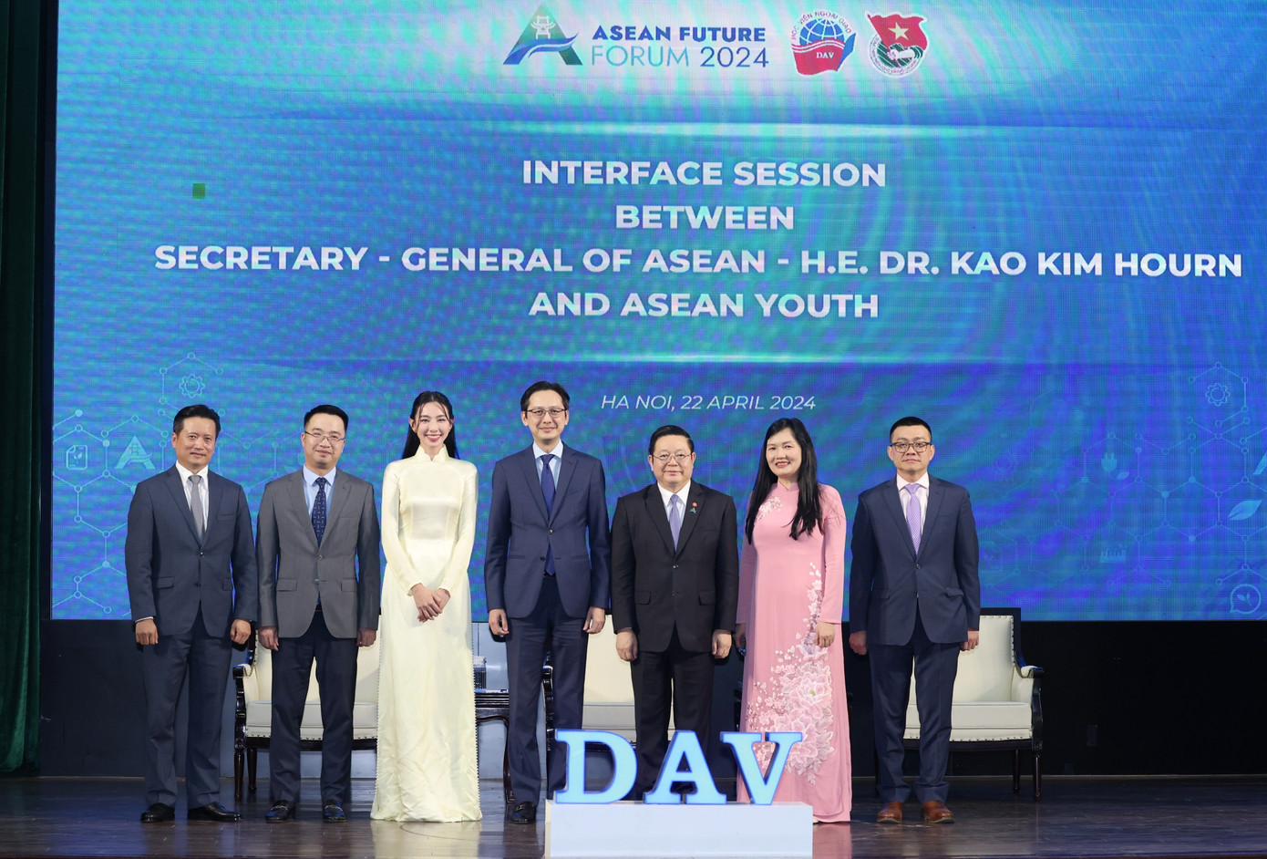 Tổng thư ký ASEAN Kao Kim Hourn cùng đại diện Trung ương Đoàn, Bộ Ngoại giao và thanh niên tại cuộc đối thoại. (Ảnh: Như Ý)