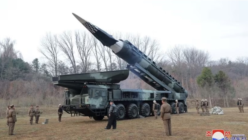 Nhà lãnh đạo Triều Tiên Kim Jong Un giám sát vụ thử tên lửa ngày 2/4. (Ảnh: KCNA) Nhà lãnh đạo Triều Tiên Kim Jong Un giám sát vụ thử tên lửa ngày 2/4. (Ảnh: KCNA)