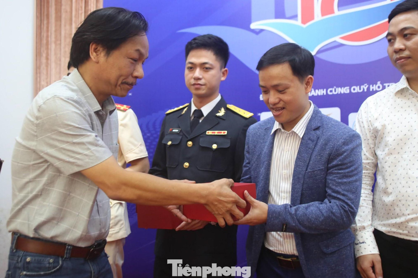 Nhà báo Lê Minh Toản trao tặng quà cho các gương mặt trẻ Nhà báo Lê Minh Toản trao tặng quà cho các gương mặt trẻ