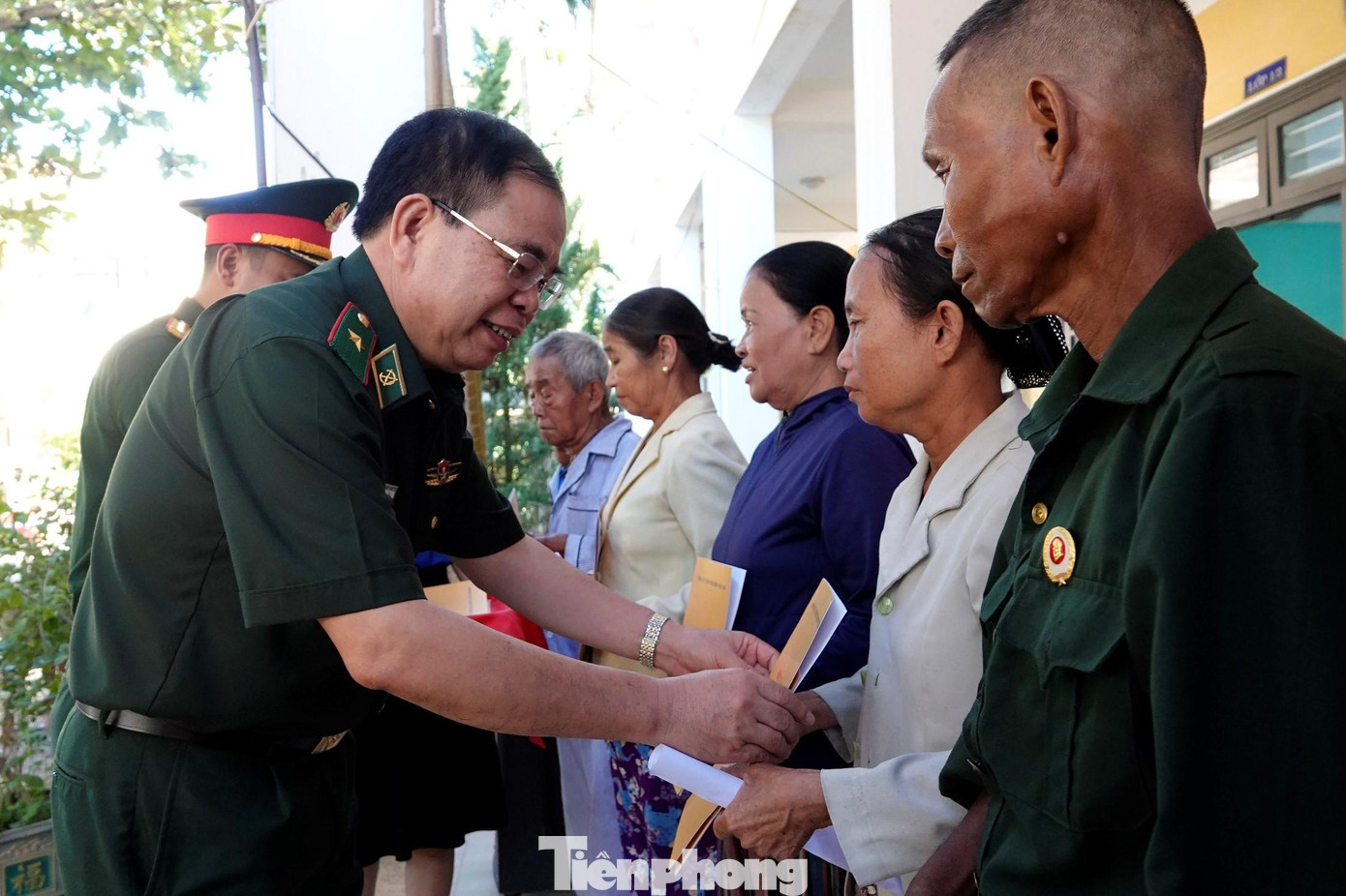 Thiếu tướng Phùng Quốc Tuấn - Phó Chính ủy Bộ đội Biên phòng trao quà tri ân tới người dân Phong Điền