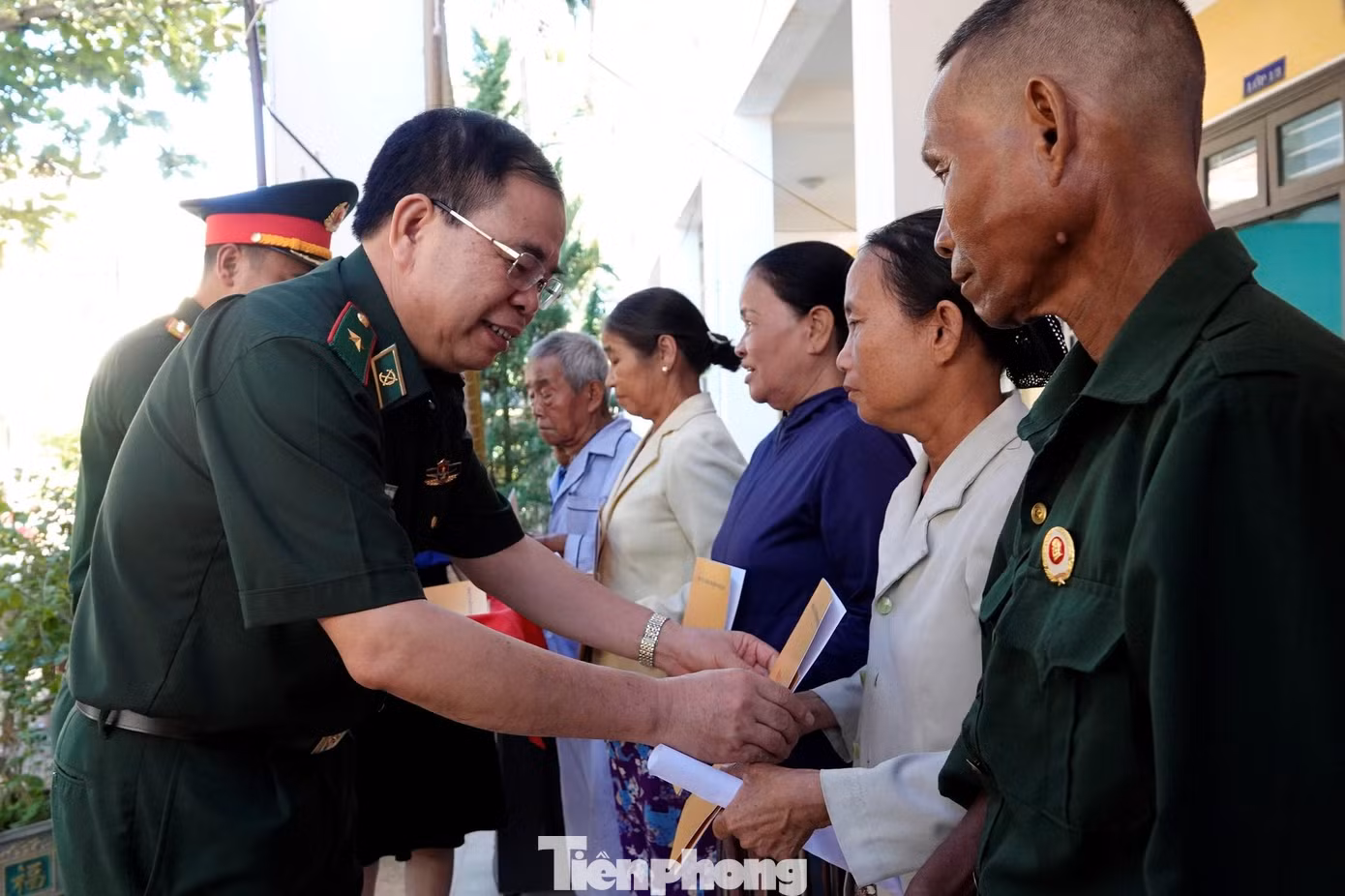 Thiếu tướng Phùng Quốc Tuấn - Phó Chính ủy Bộ đội Biên phòng trao quà tri ân tới người dân Phong Điền