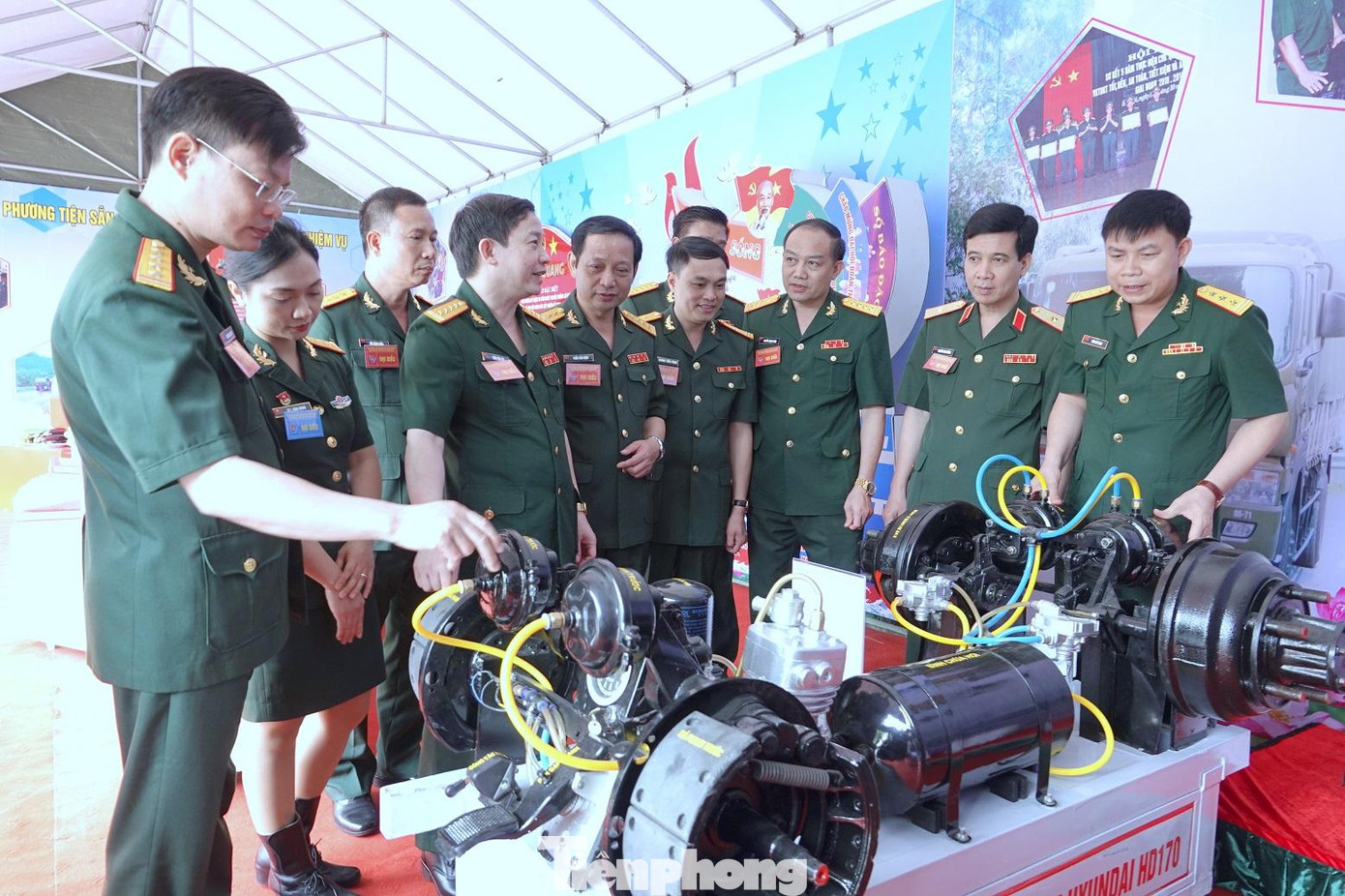 Lãnh đạo Tổng cục Hậu cần, Ban Thanh niên Quân đội và các đại biểu tham quan mô hình sáng kiến, cải tiến của tuổi trẻ Lữ đoàn 971 (Cục Vận tải) trưng bày tại đại hội. Ảnh: Nguyễn Minh