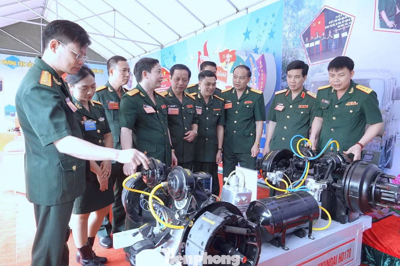 Lãnh đạo Tổng cục Hậu cần, Ban Thanh niên Quân đội và các đại biểu tham quan mô hình sáng kiến, cải tiến của tuổi trẻ Lữ đoàn 971 (Cục Vận tải) trưng bày tại đại hội. Ảnh: Nguyễn Minh
